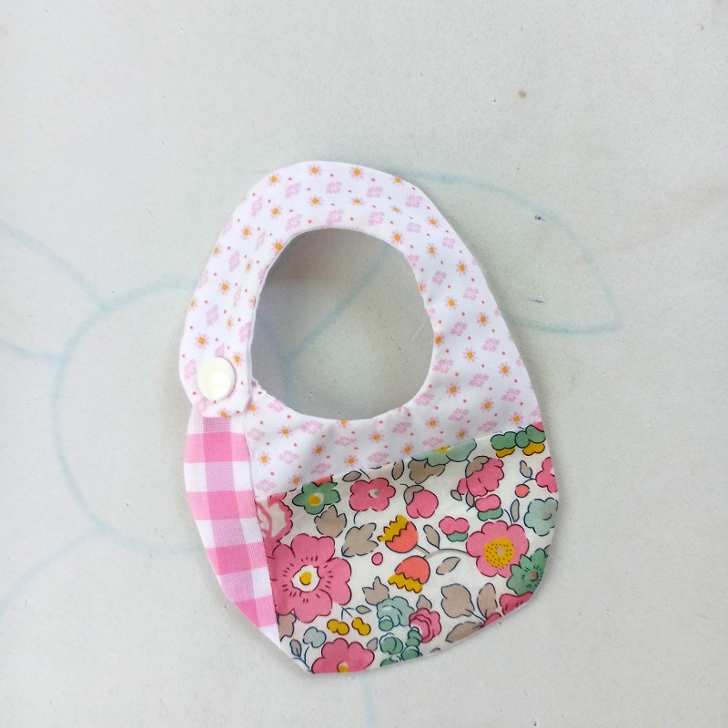 Patrón para realizar un babero de tela para muñecos y bebe