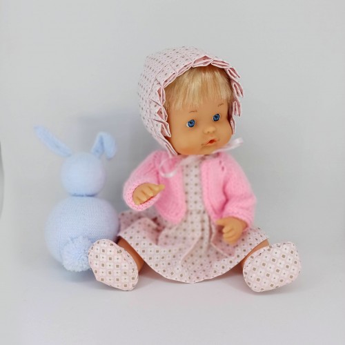 Conjunto rebeca con falda de peto, capota y zapatos válido para Nenuco 32 cm