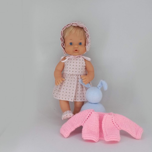 Patrón falda con peto, capota y zapatos de tela con rebeca válido para Nenuco 32 cm