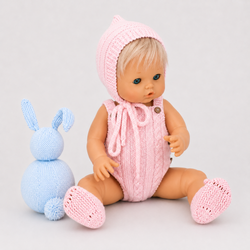 Patrón pelele con ochos, gorro tipo pixie y zapatos de punto Nenuco Tradicional