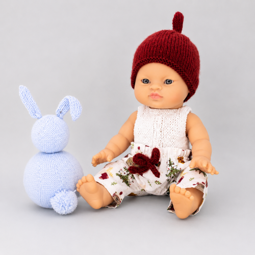 Patrón conjunto jersey y gorro de punto con pantalón de tela válida para Gordi de Paola Reina