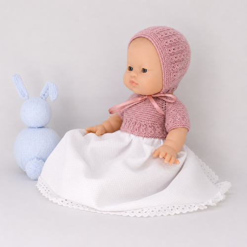 Patrón conjunto faldón, gorro y patucos válido para Gordi de Paola Reina y Antonio Juan 33 cm