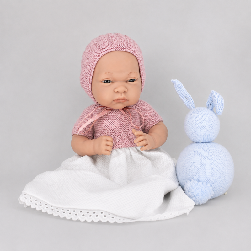 Patrón conjunto faldón, gorro y patucos válido para Gordi de Paola Reina y Antonio Juan 33 cm