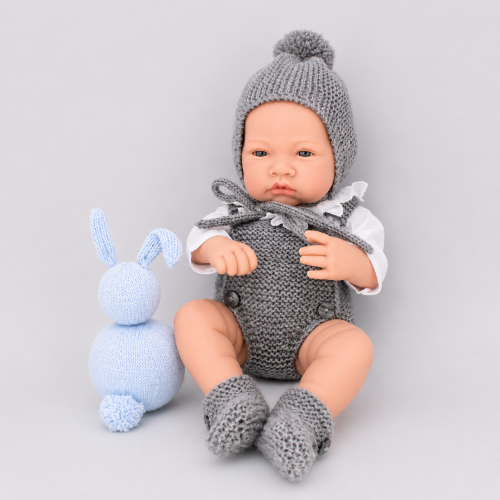 Conjunto con Pelele, botas y gorro de lana con camisa de tela Antonio Juan 42 cm