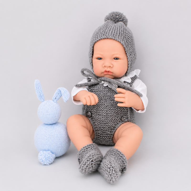Conjunto con Pelele, botas y gorro de lana con camisa de tela Antonio Juan 42 cm