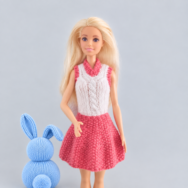 Patrón vestido con falda de rayas y gorro válido para muñecas tipo Barbie